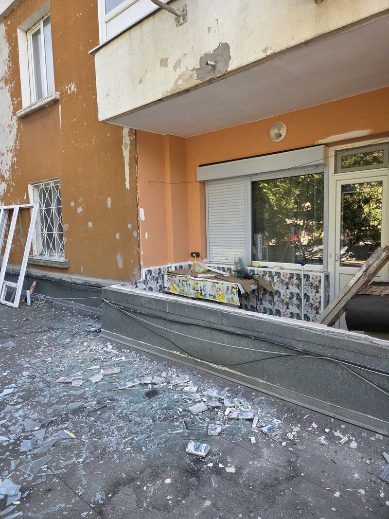 Демонтаж на стара дограма преди подмяна — ДС Домо-Тех, Шумен